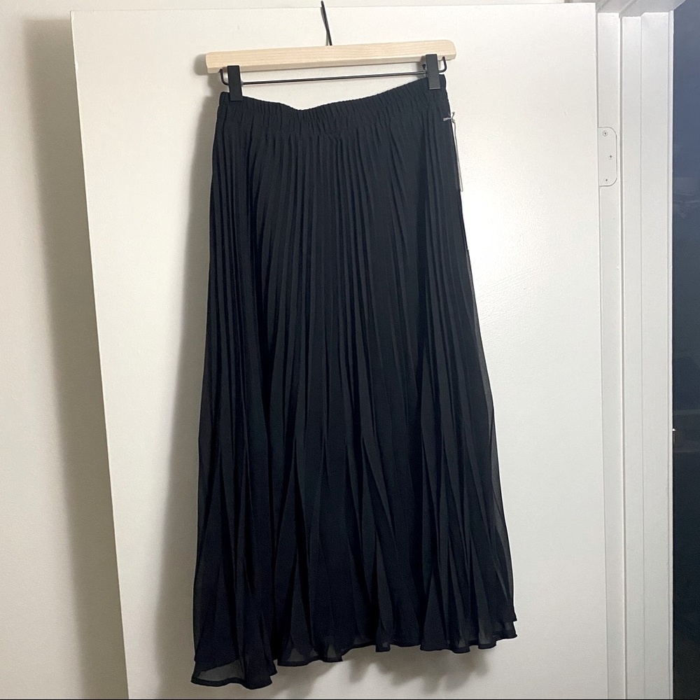 XS black pleated midi skirt NWT‼️